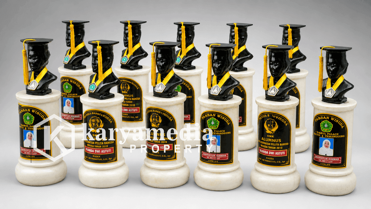 Patung Wisuda Hasil Produksi
