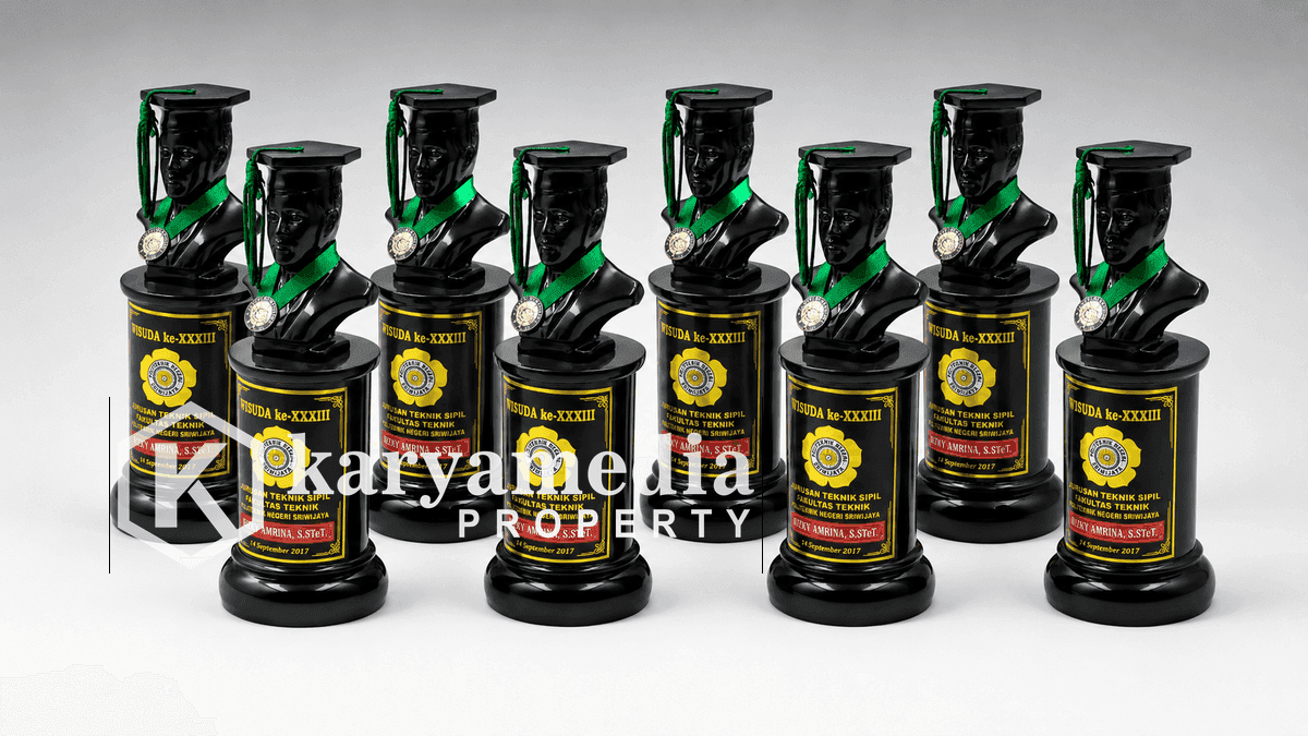 Patung Wisuda Hasil Produksi