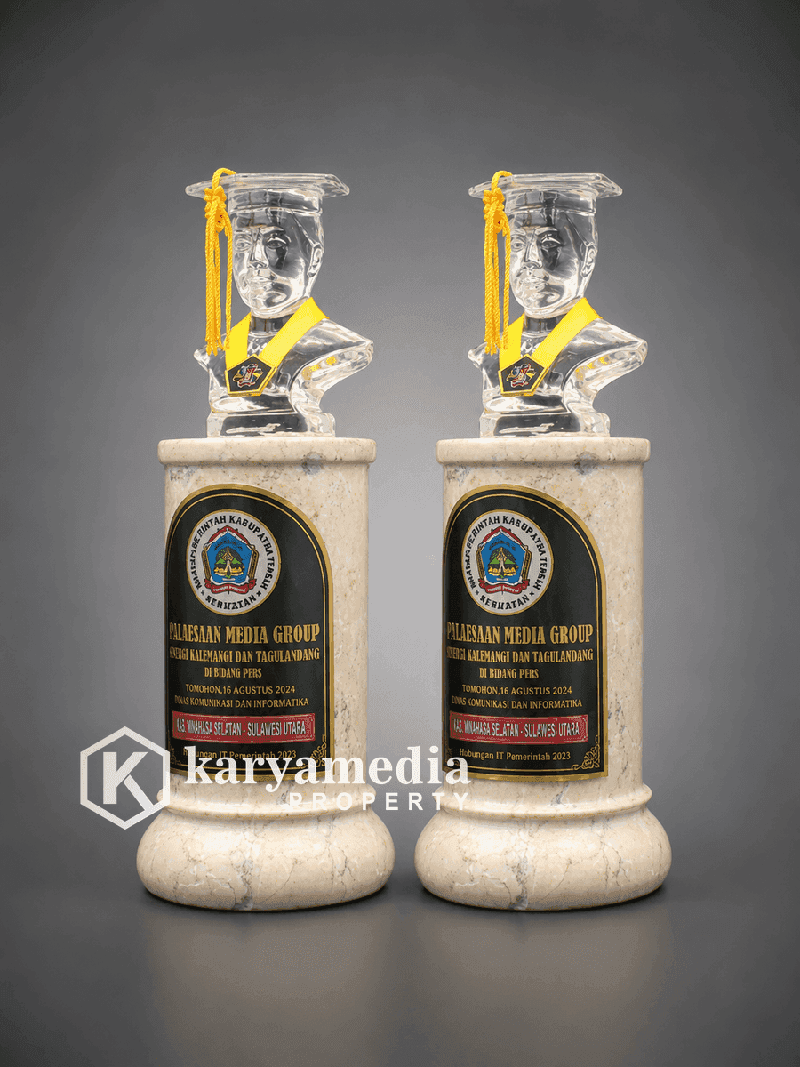 Patung Wisuda 12