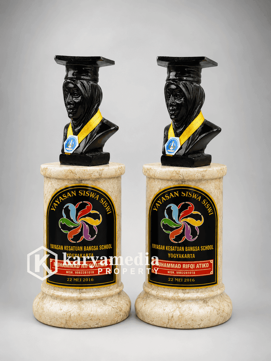 Patung Wisuda 16