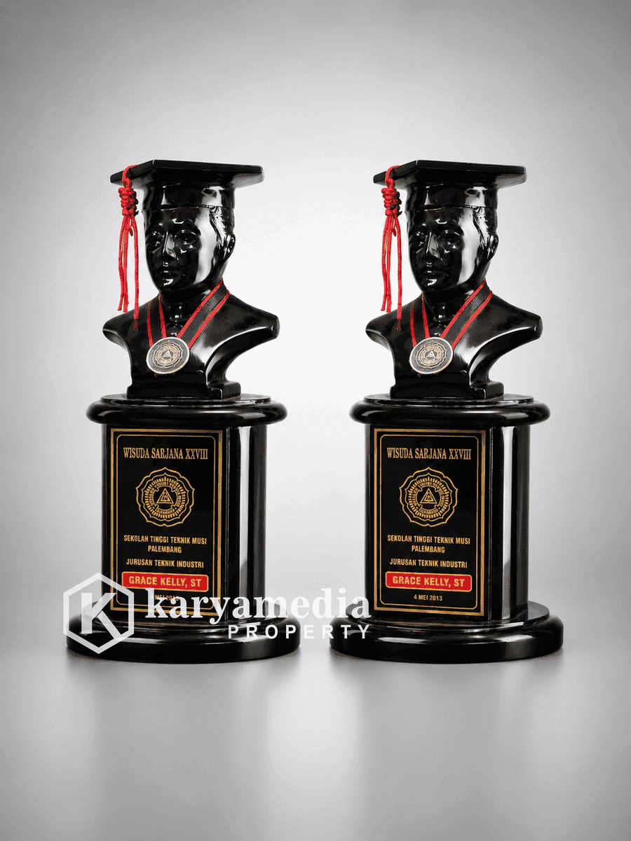 Patung Wisuda 17