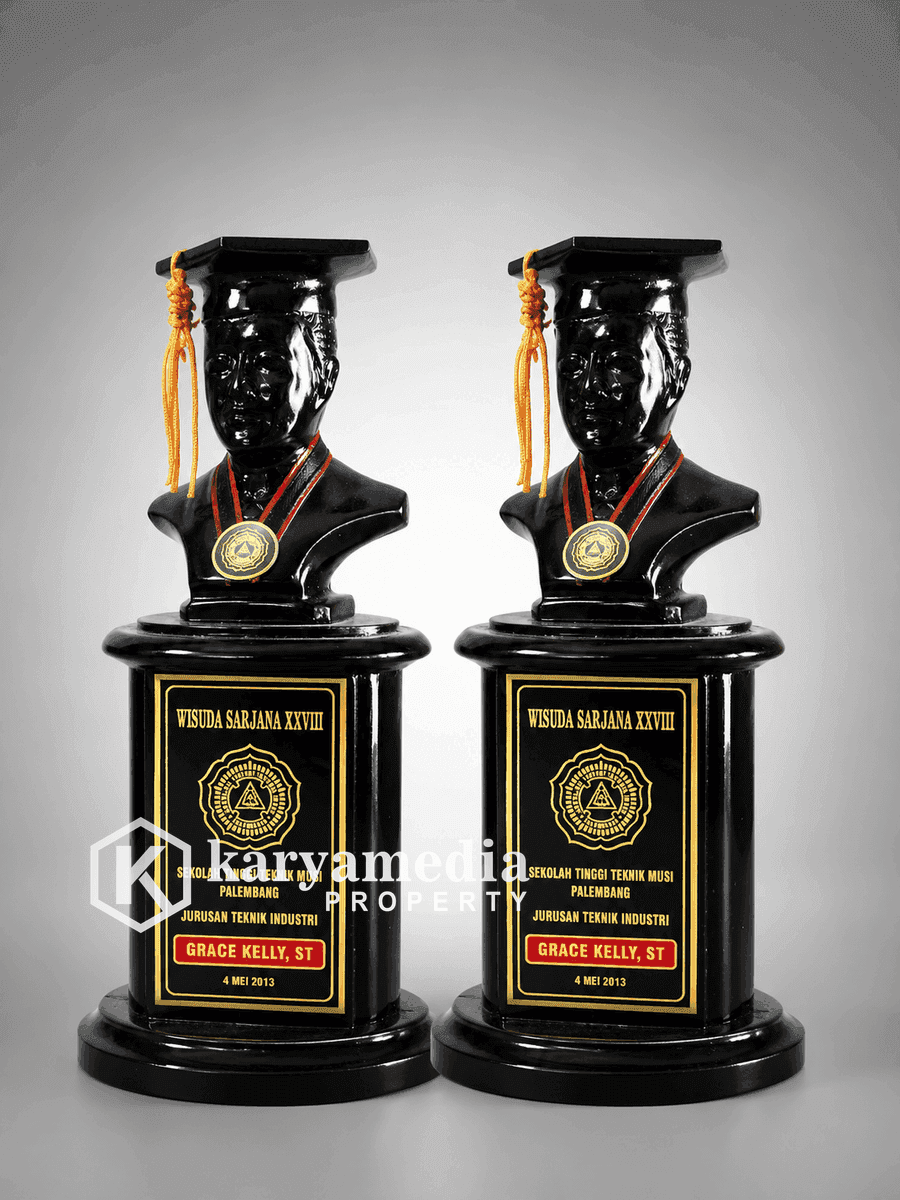Patung Wisuda 18