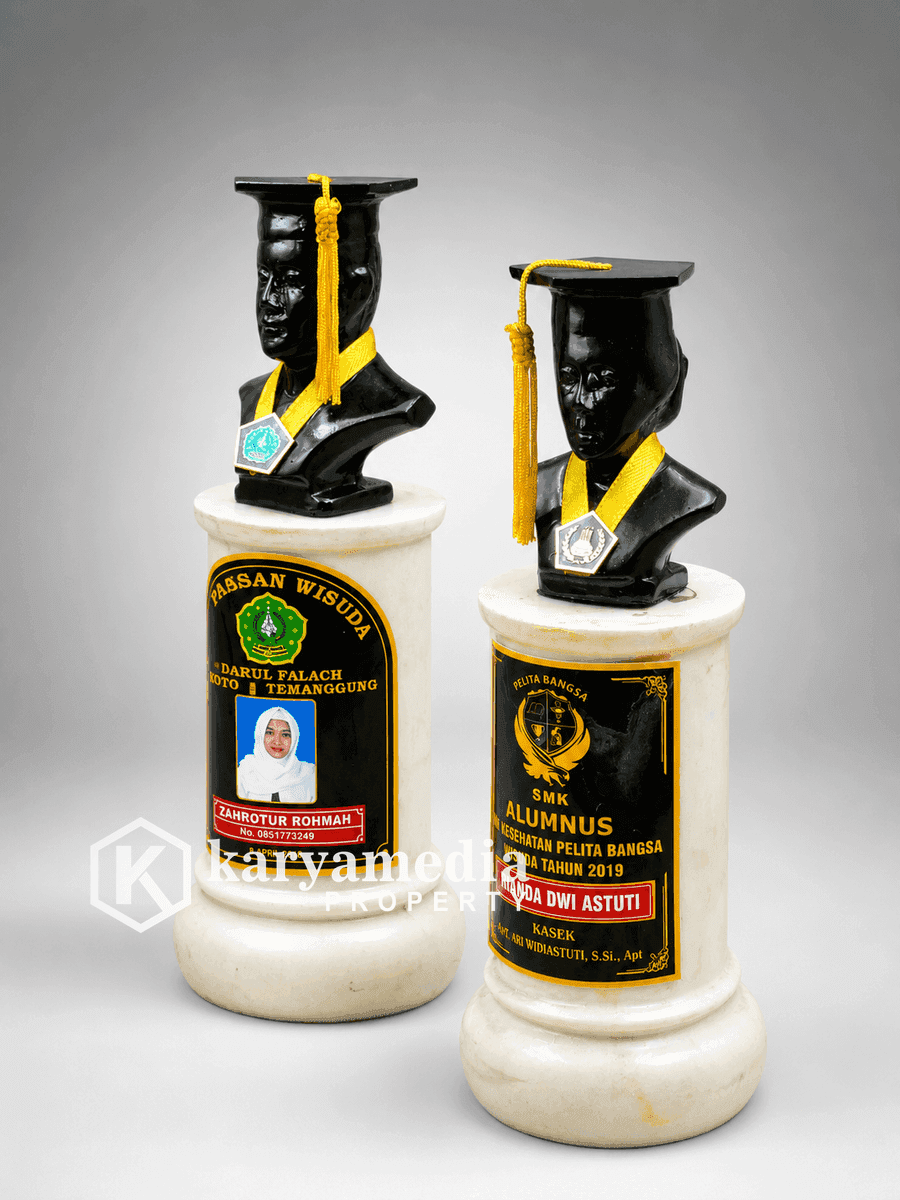 Patung Wisuda 19