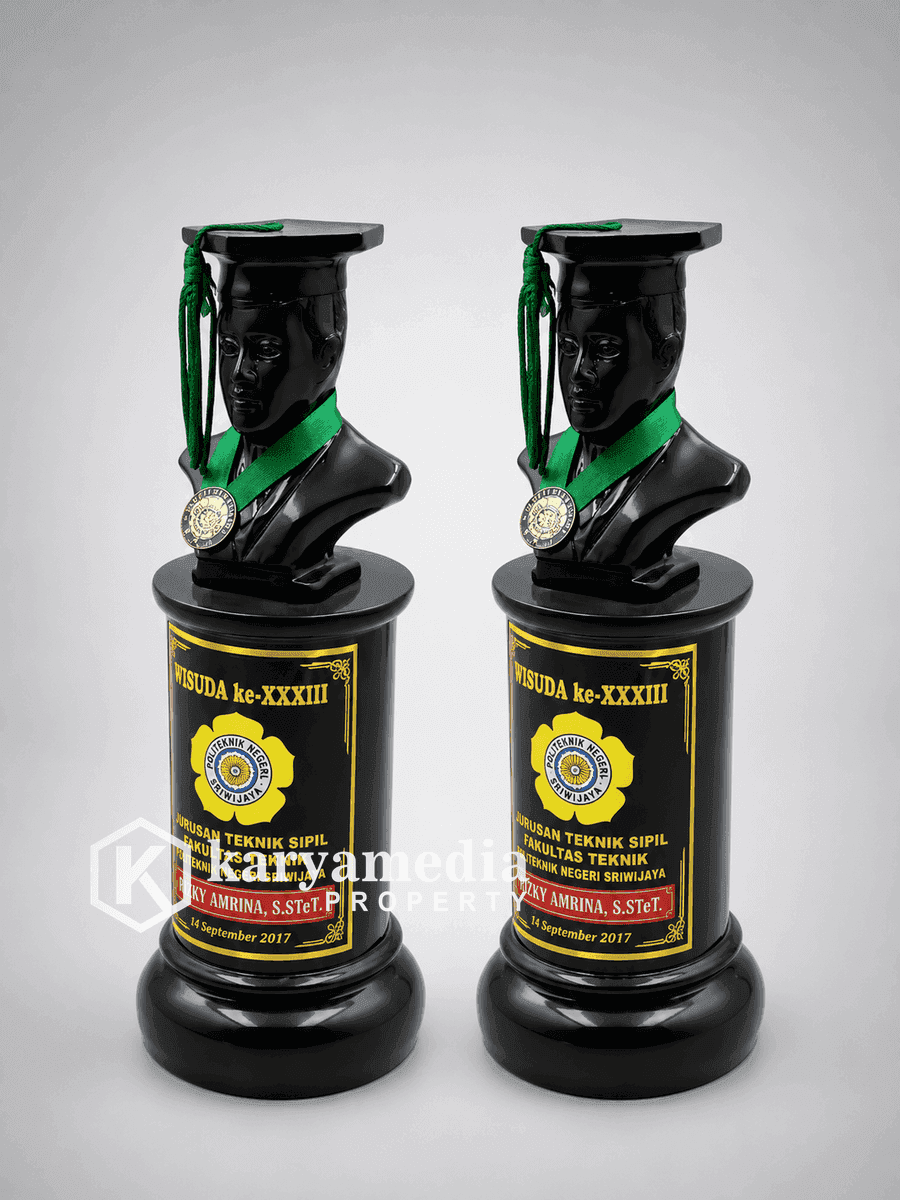 Patung Wisuda 23