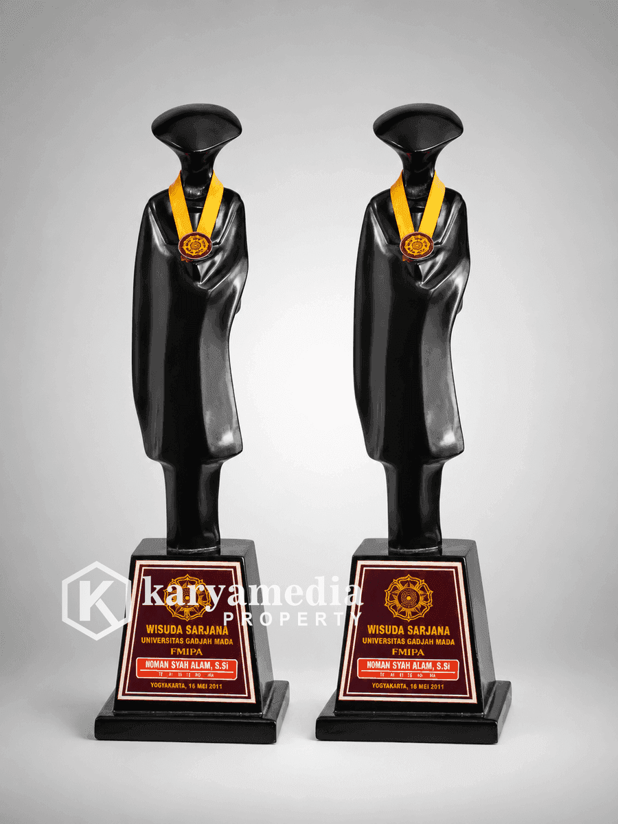 Patung Wisuda 24