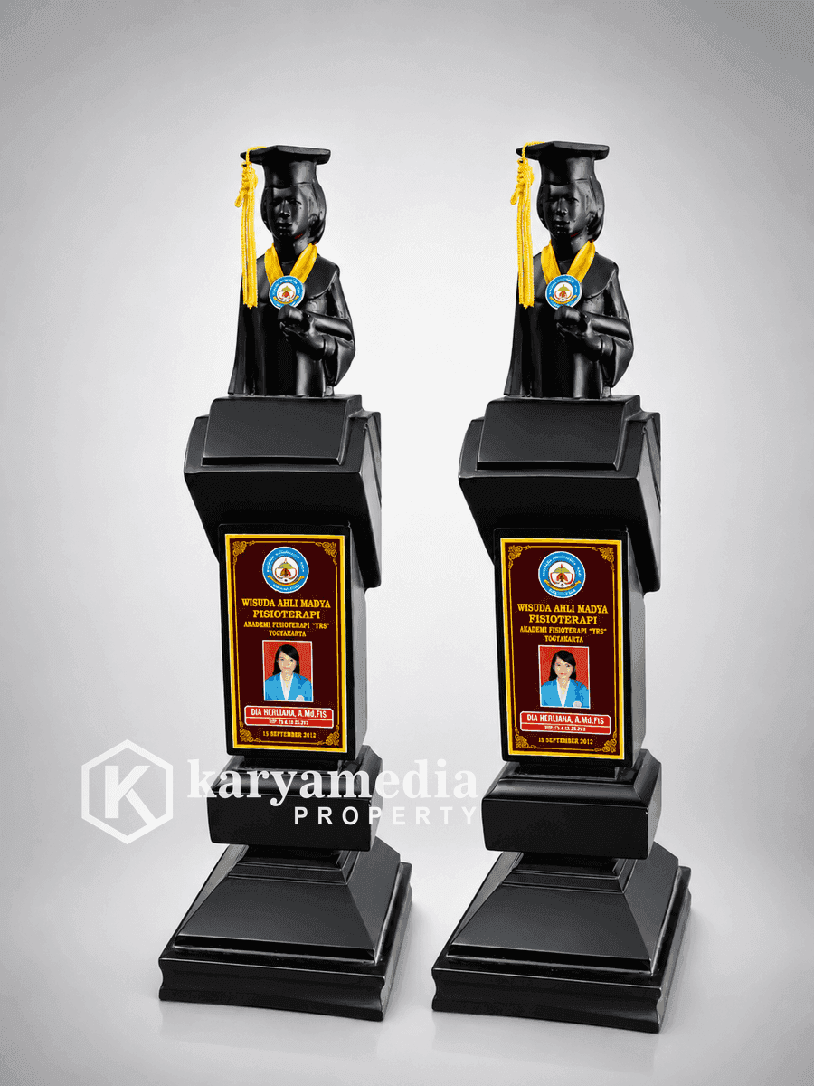 Patung Wisuda 25