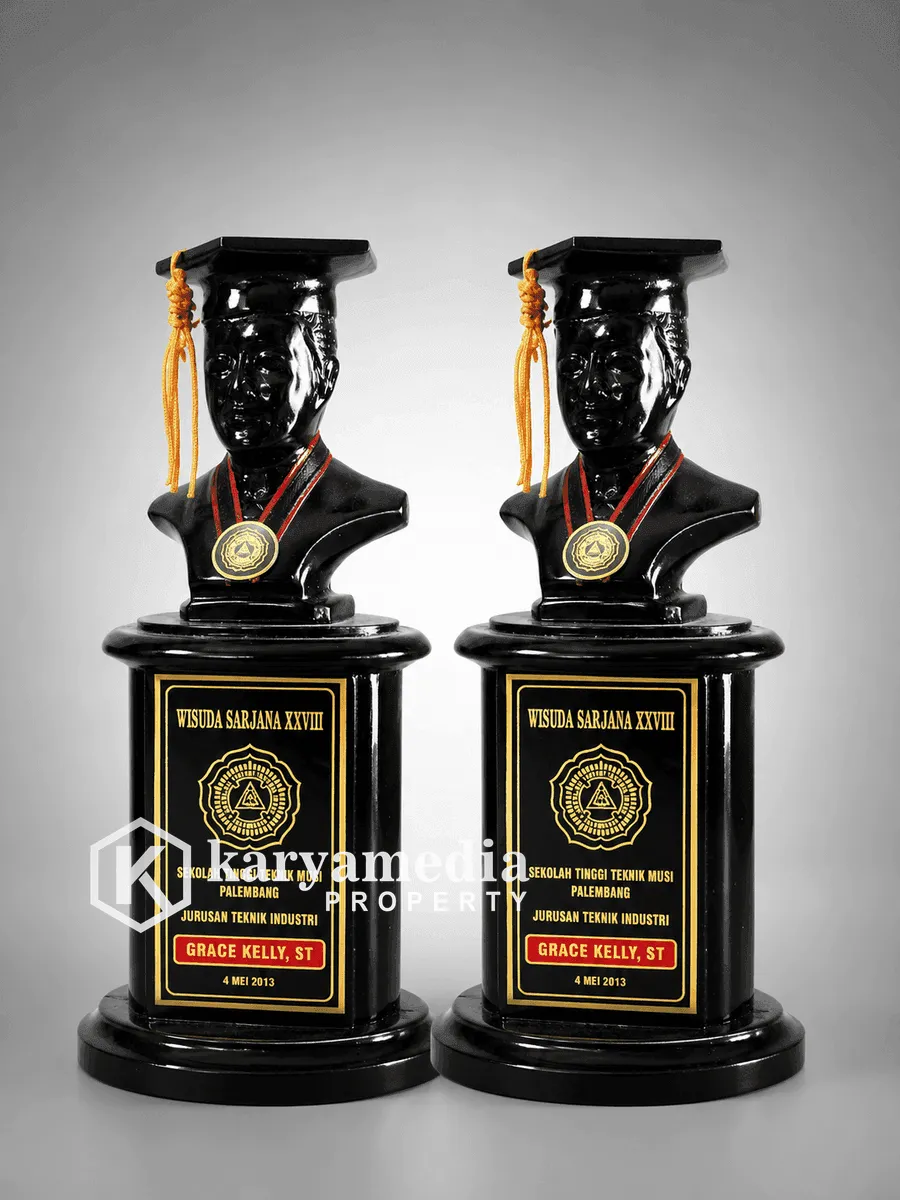 Patung Wisuda 18 - Patung Wisuda Karyamedia Jogja