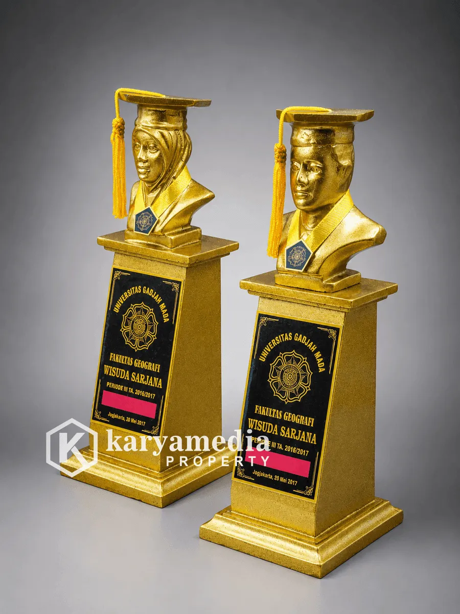 Patung Wisuda 21