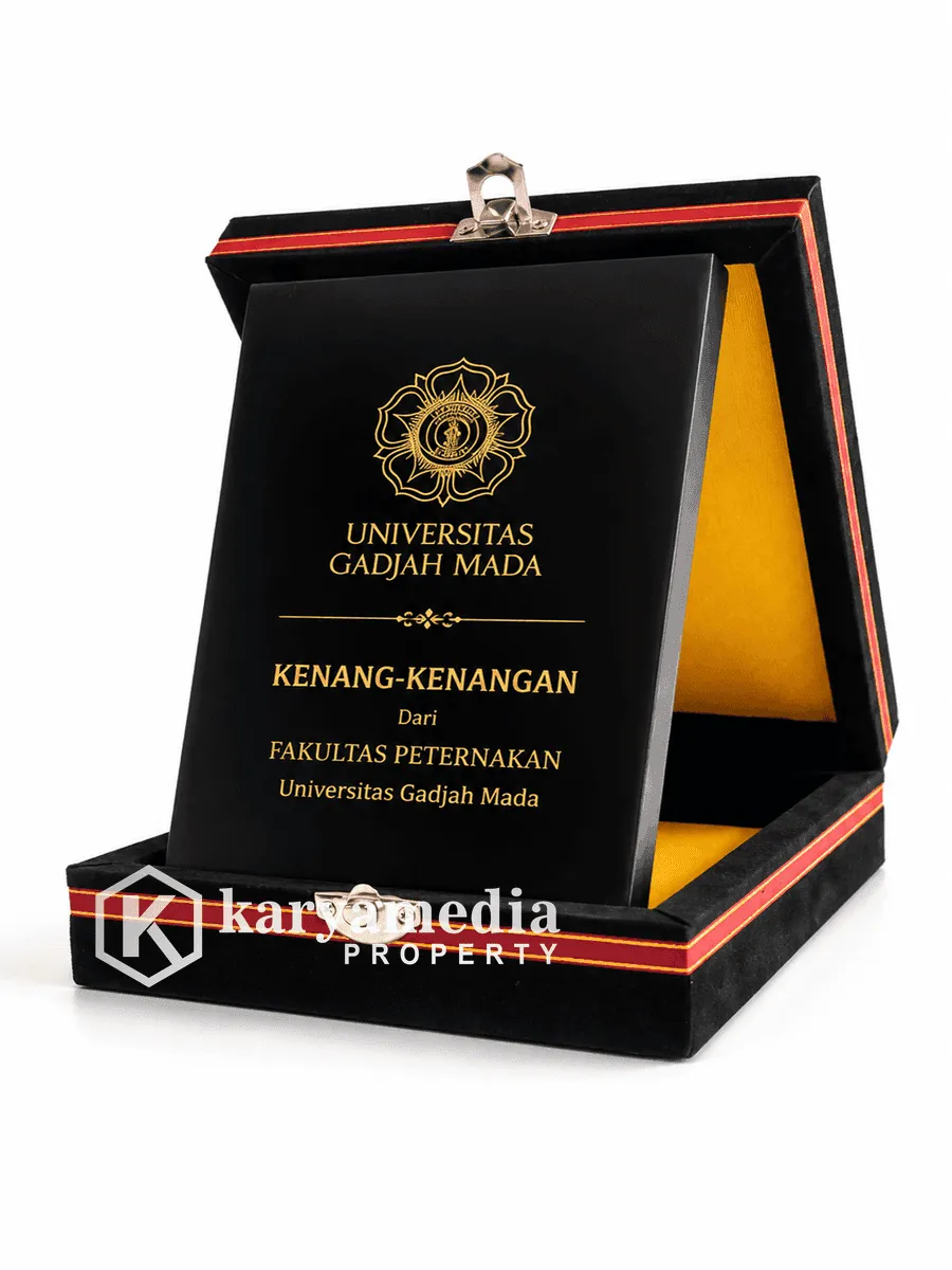 Plakat Universitas Gadjah Mada Box Bludru Hitam - Plakat Kayu Premium Karyamedia Souvenir