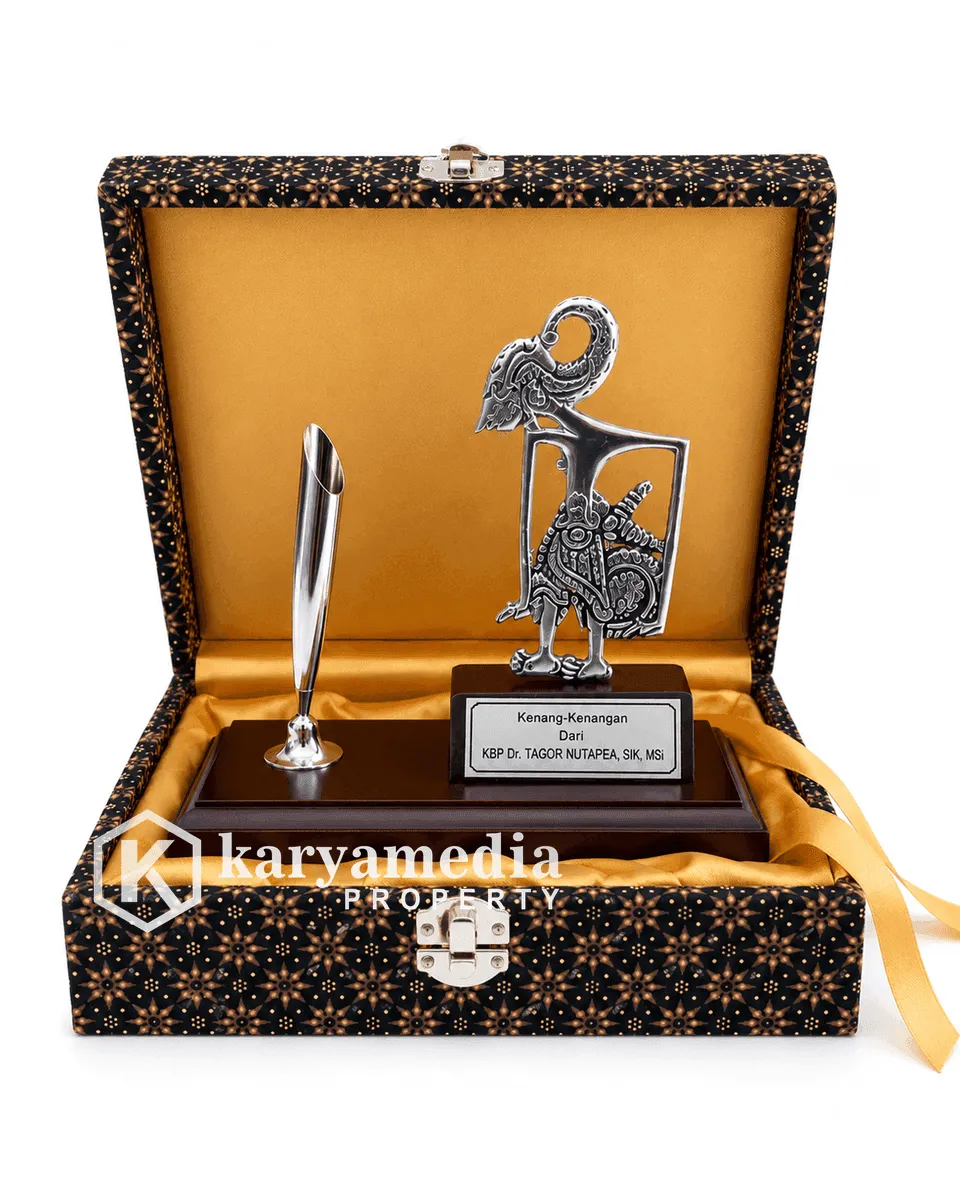 Plakat Wayang Perak dengan Pen Holder - Plakat Wayang Karyamedia Souvenir