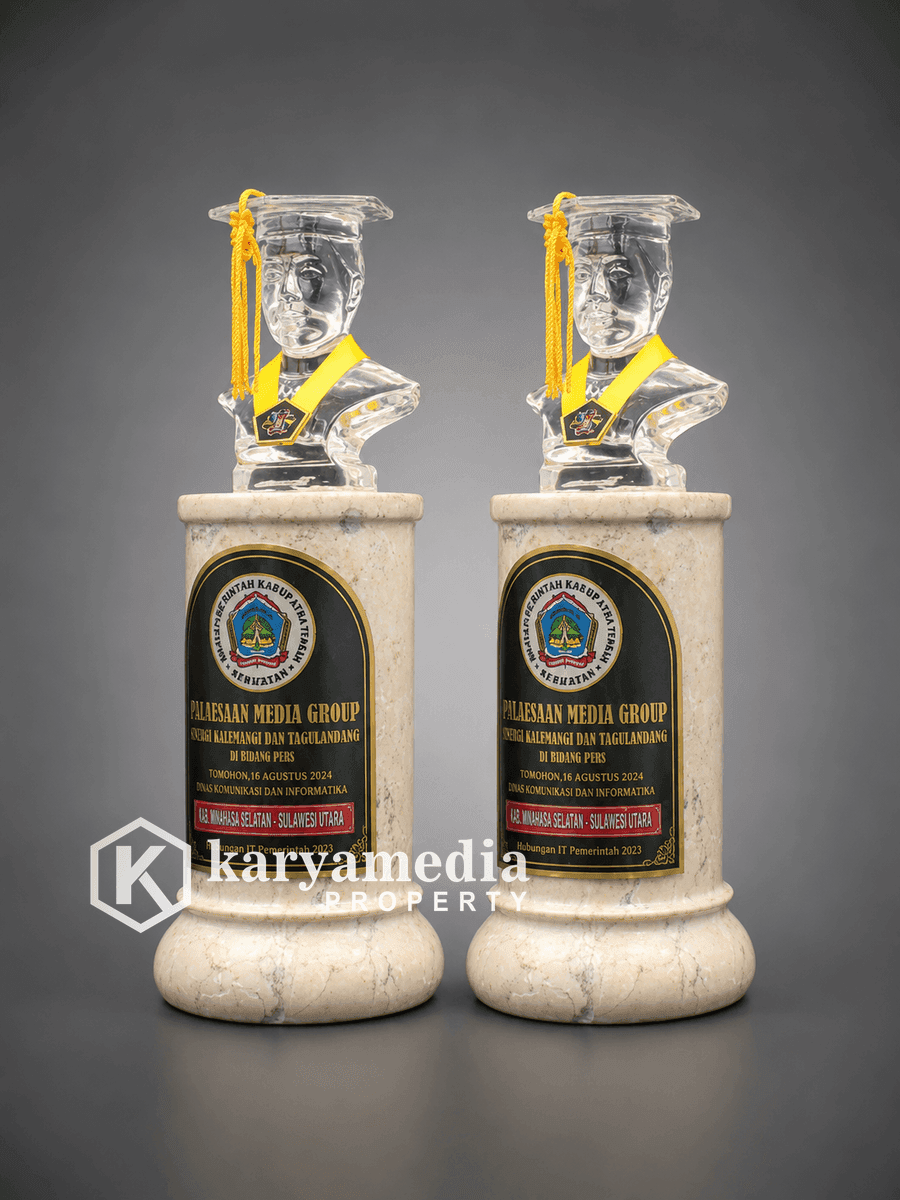 patung wisuda figur diploma custom